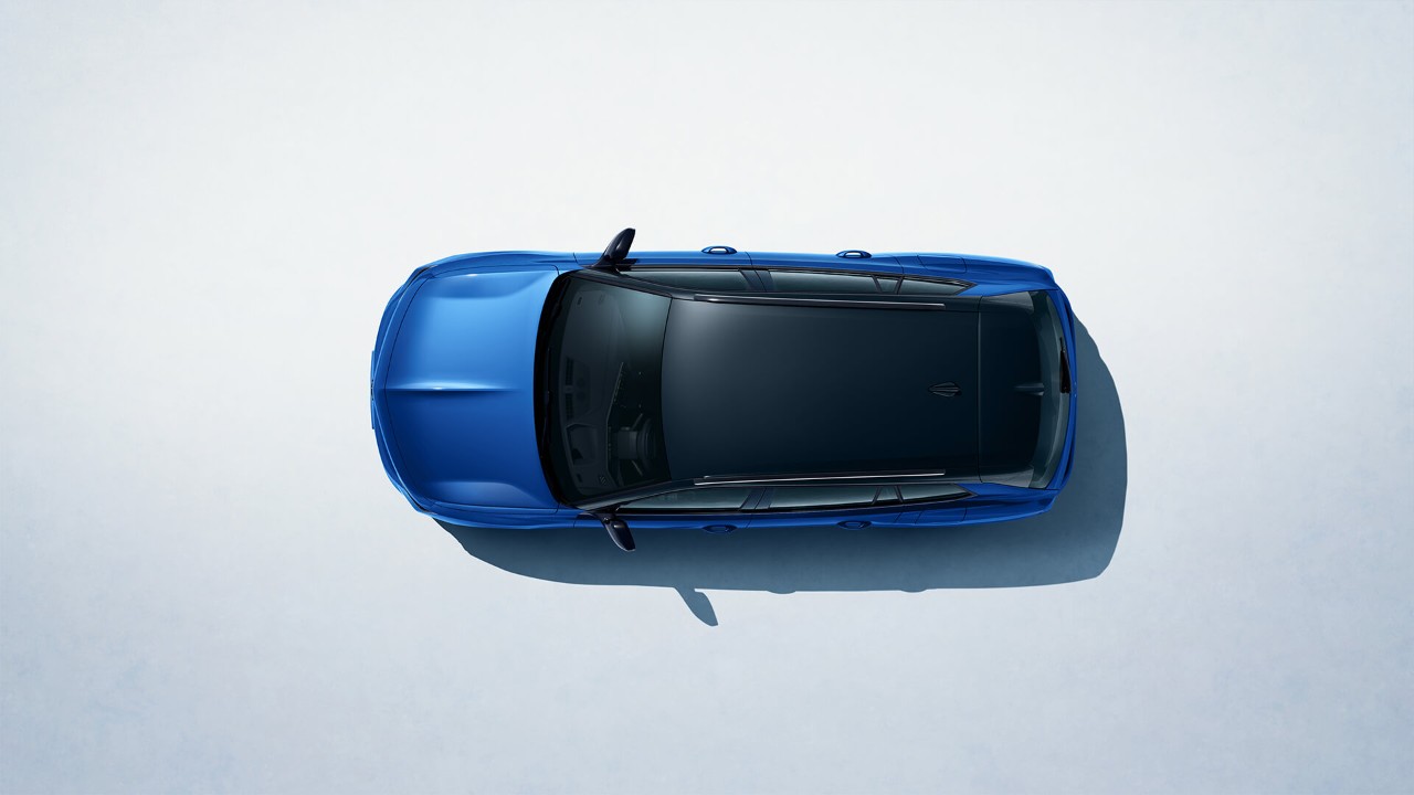 Vue de dessus d’une Opel Astra Sports Tourer bleue avec toit noir