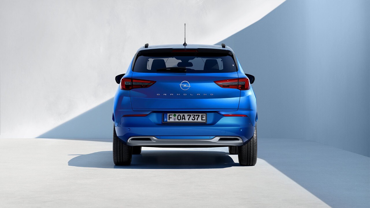 Achteraanzicht van een blauwe Opel Grandland Plug-in-Hybrid met zwart dak