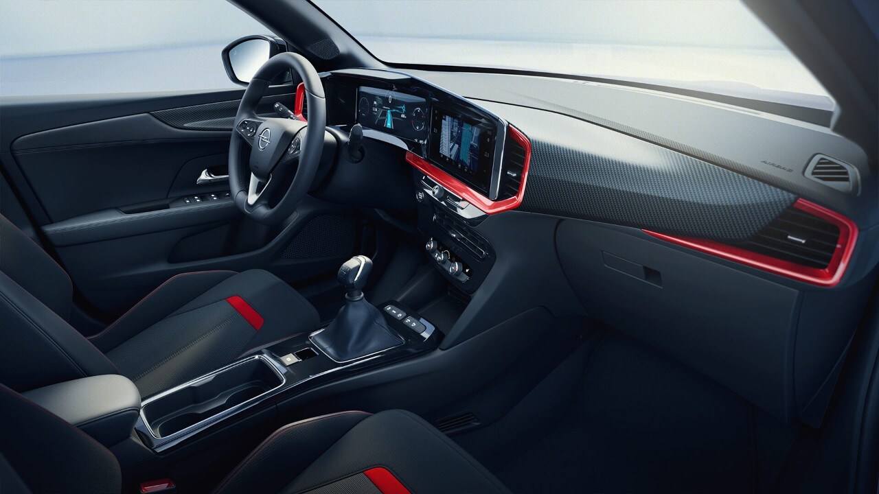 Interieur van een Opel Mokka met rode afwerking