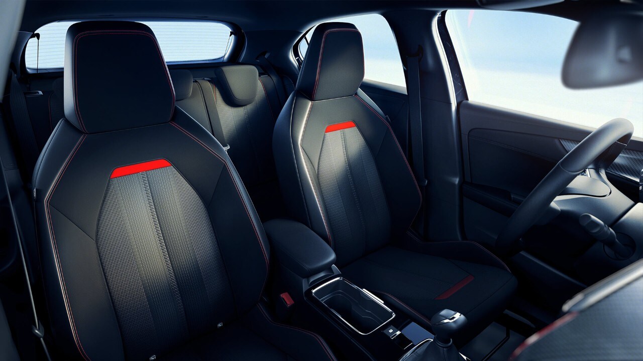 Interieur van een Opel Mokka met zwarte zetels met rode afwerking